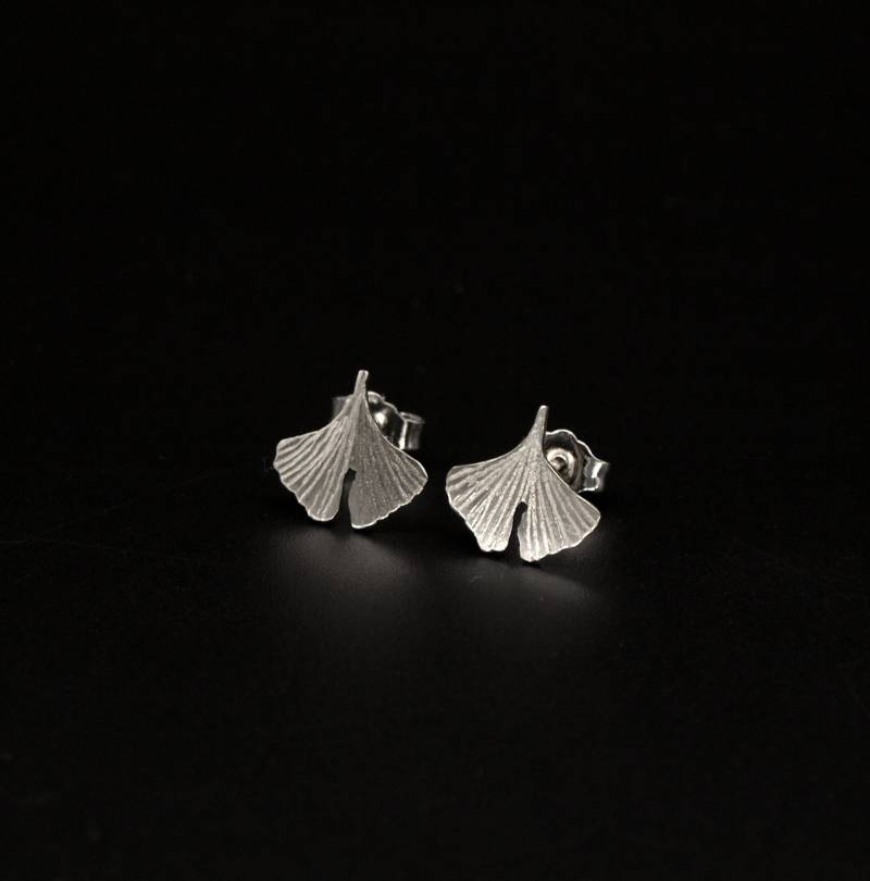 Zierliche Ginkgo Blatt Ohrstecker Aus 925 Sterling Silber, Handgearbeitet, Geschenk Zierliche Ginkgo Blatt Ohrstecker Aus 925 Sterling Silber, Handgearbeitet, Geschenk von KudawPellu