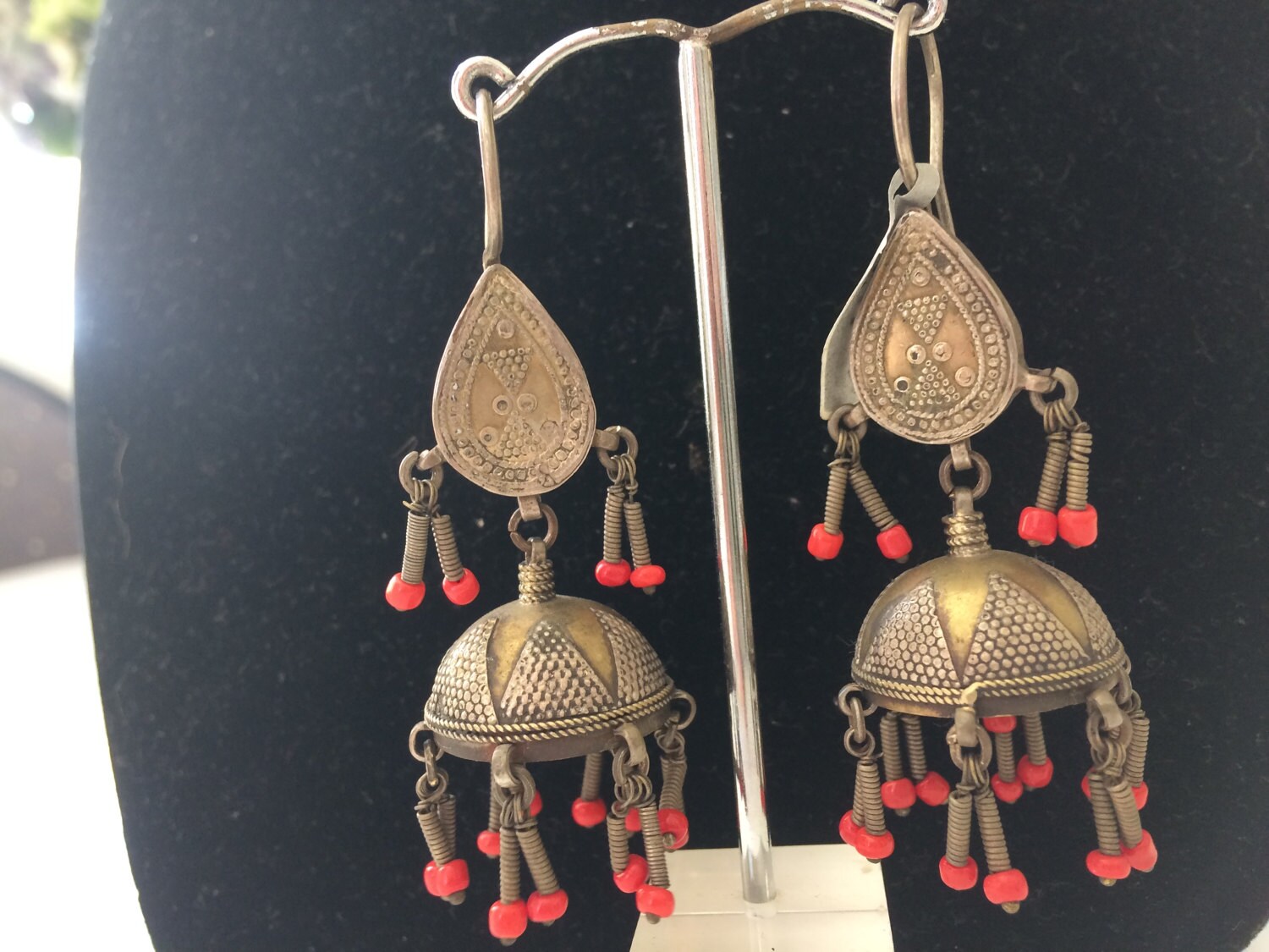 Turkestan Ohrringe Mit Korallenperlen Turkestan Ohrringe Mit Korallenperlen von Kudosvintage