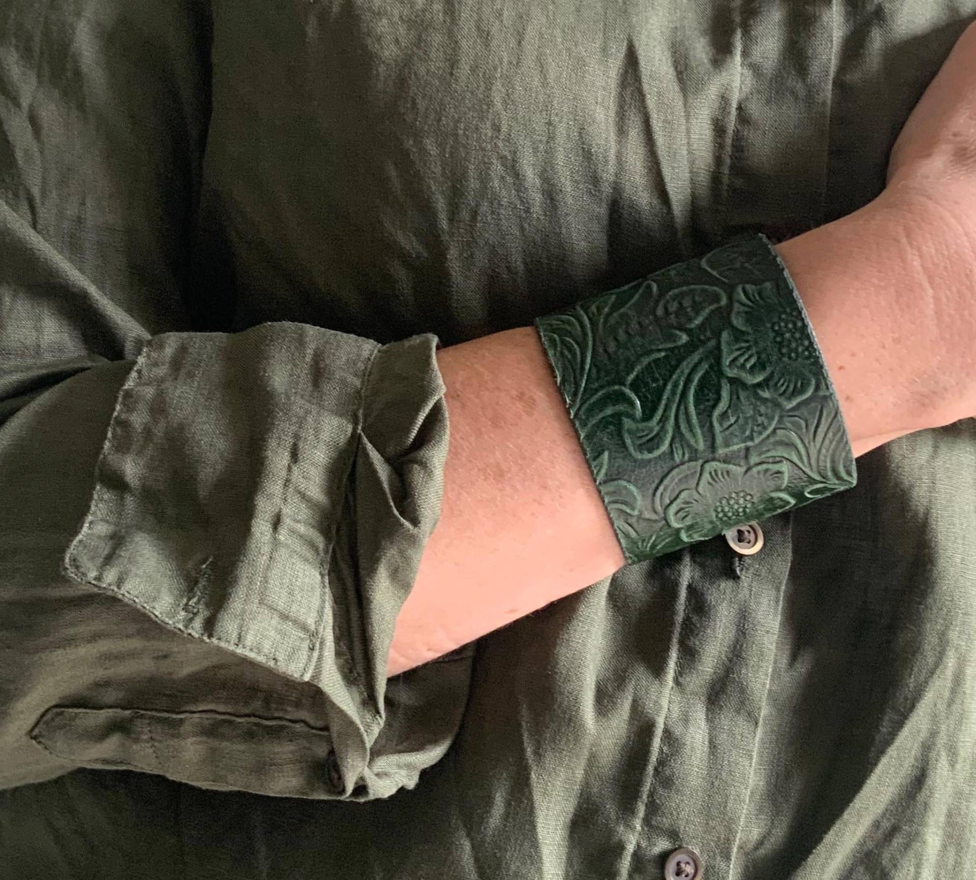 Grünes Geprägtes Lederarmband - Auf Bestellung Grünes Geprägtes Lederarmband - Auf Bestellung von KuduKraftStudio