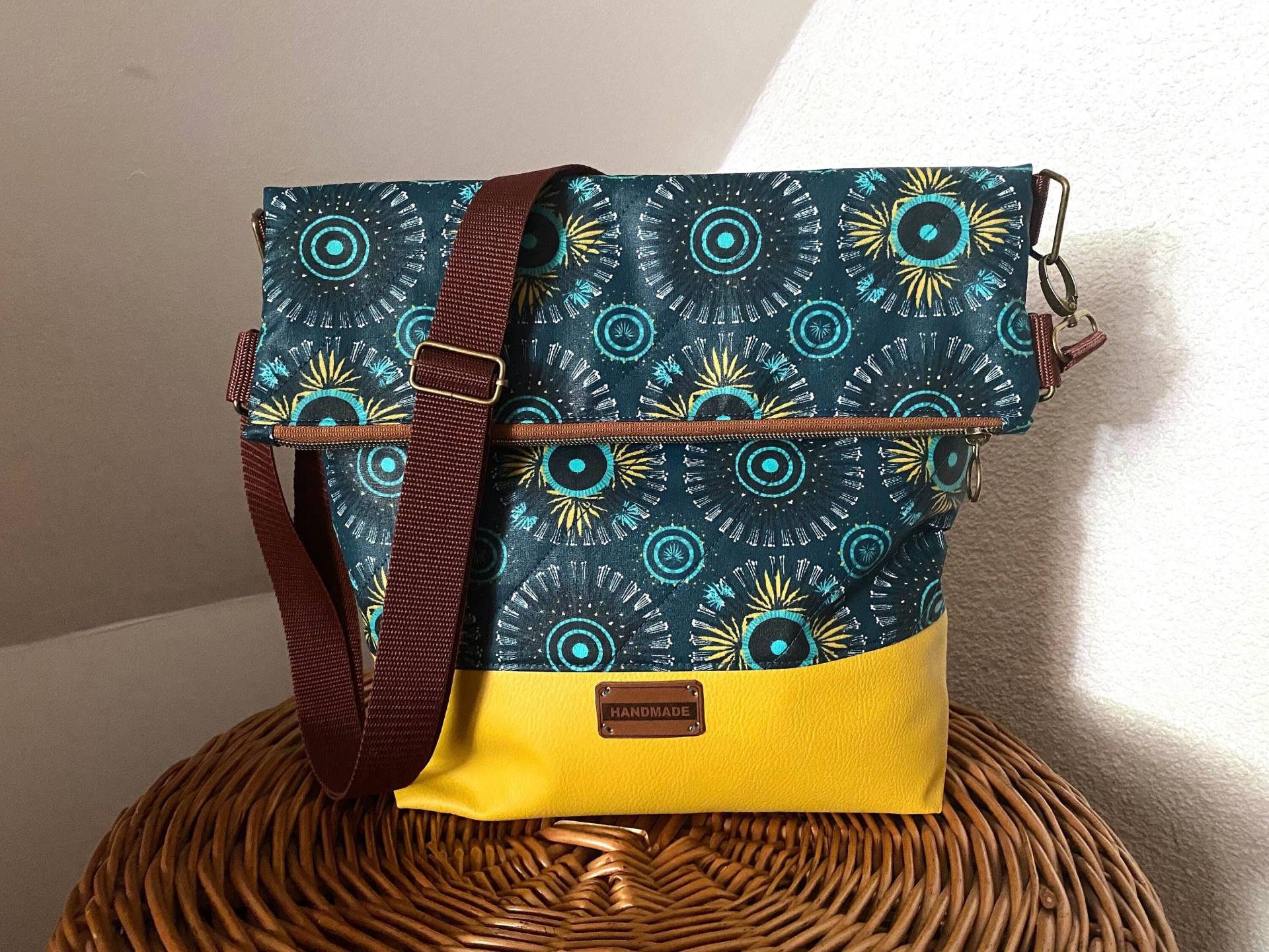 Schultertasche/ Foldover Umhängetasche „Sunshine"/ Mandalas Gelb/Petrol/Umhängetasche/ Tragetasche/ Crossbody/ Handmade/Wasserabweisend Schultertasche/ Foldover Umhängetasche „Sunshine"/ Mandalas Gelb/Petrol/Umhängetasche/ Tragetasche/ Crossbody/ Handmade/Wasserabweisend von KuestenStoff