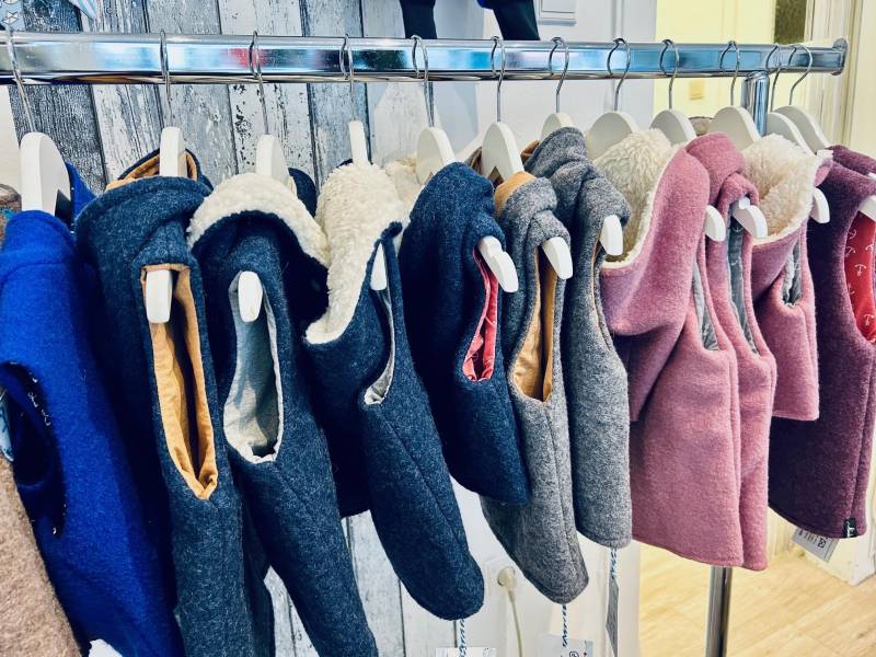 Gefütterte Walkweste Für Babys & Kinder - Handgemachte Wollweste Mit Zipfelkapuze, Wunschdesign Und Oeko-Tex Stoffen von KuestenfieberDesign