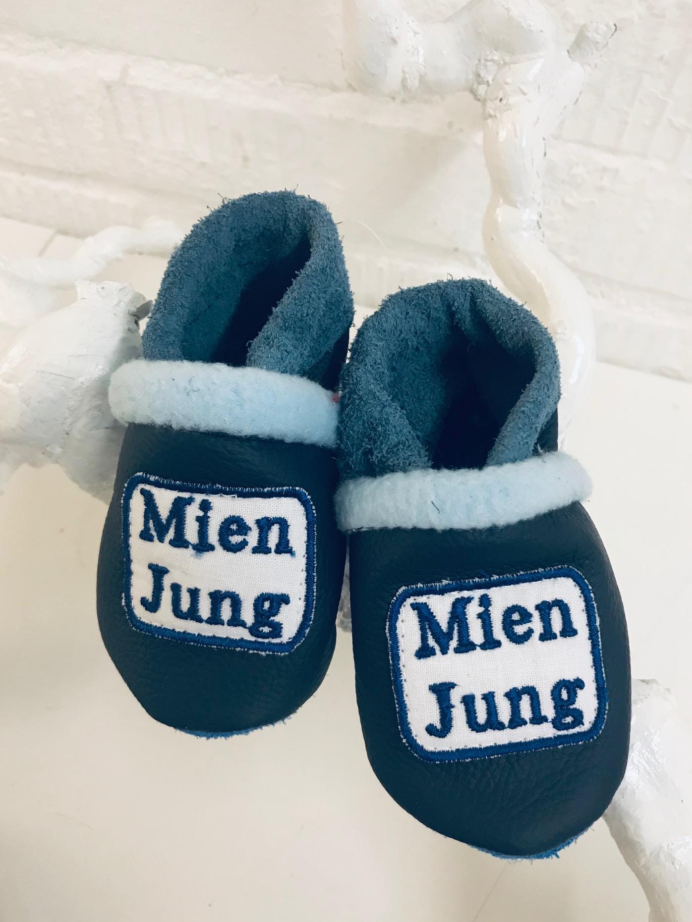 Lederpuschen Dunkelblau Für Babys Und Kleinkinder Mit Mien Jung, Krabbelschuhe Maritim, Personalisiert Namen, Anti Rutsch Sohle von KuestenfieberDesign