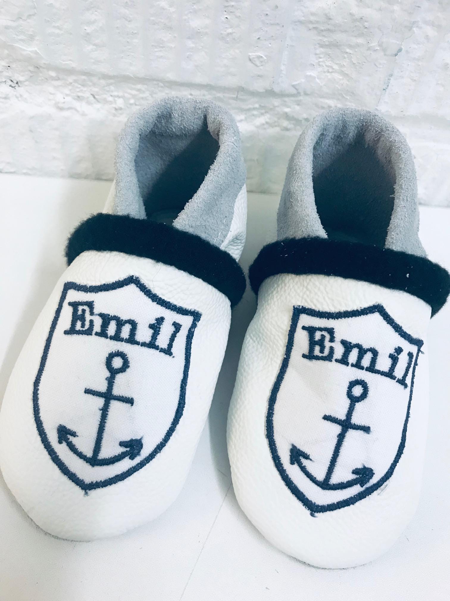 Lederpuschen Für Babys Und Kleinkinder Mit Namen Anker, Krabbelschuhe Maritim, Personalisiert Namen, Anti Rutsch Sohle von KuestenfieberDesign