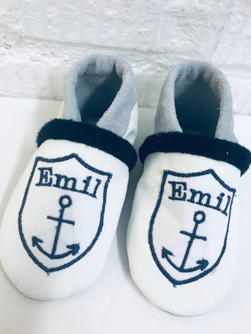 Lederpuschen Für Babys Und Kleinkinder Mit Namen Anker, Krabbelschuhe Maritim, Personalisiert Namen, Anti Rutsch Sohle von KuestenfieberDesign