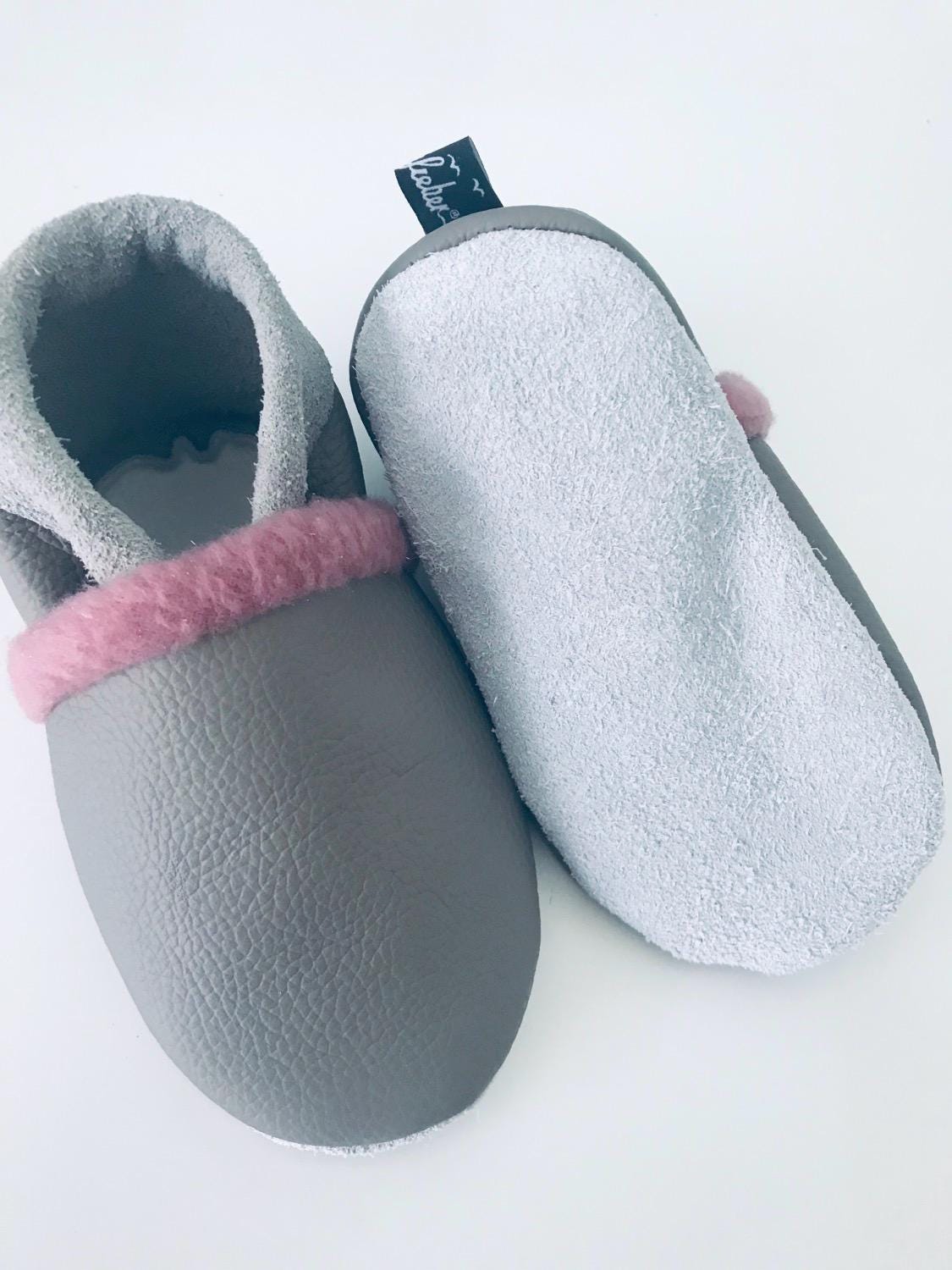 Lederpuschen Grau Für Babys Und Kleinkinder, Einzigartige Geschenkidee Krabbelschuhe Mit Namen, Anti Rutsch Sohle, Ideale Lauflernschuhe von KuestenfieberDesign