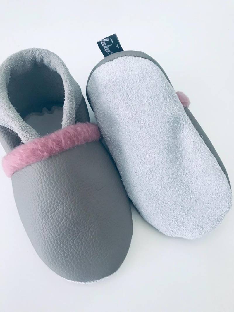 Lederpuschen Grau Für Babys Und Kleinkinder, Einzigartige Geschenkidee Krabbelschuhe Mit Namen, Anti Rutsch Sohle, Ideale Lauflernschuhe von KuestenfieberDesign