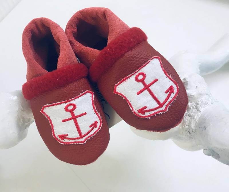 Lederpuschen Rot Für Babys Und Kleinkinder Mit Anker Stickapplikation Krabbelschuhe Maritim, Anti Rutsch Sohle, Perfekt Die Kita von KuestenfieberDesign