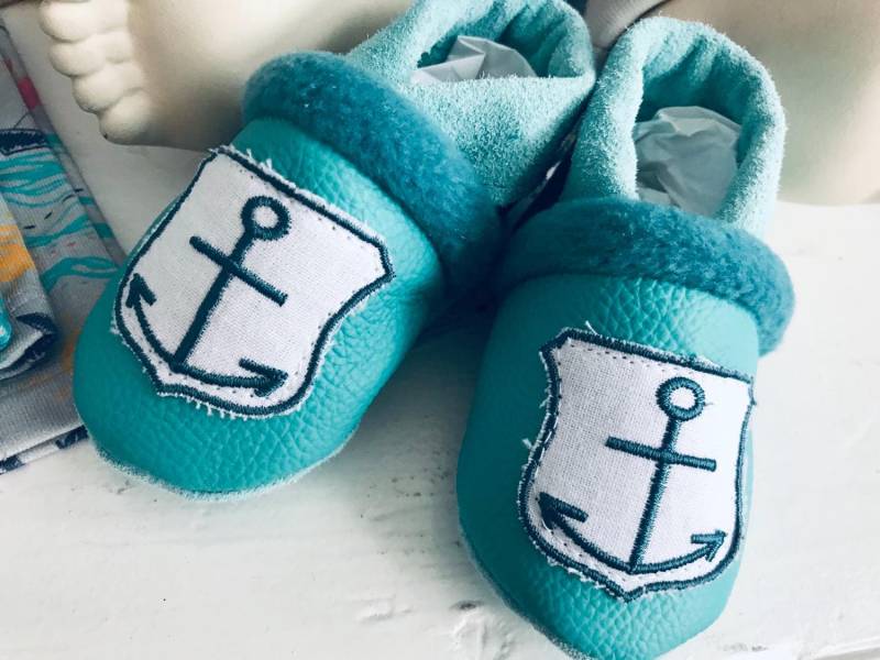 Lederpuschen Türkis Baby Und Kleinkind Mit Anker Stickapplikation, Krabbelschuhe Maritim, Personalisiert Namen, Anti Rutsch Sohle von KuestenfieberDesign