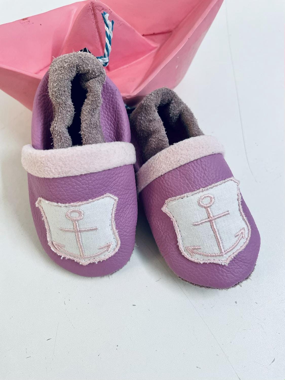 Lederpuschen in Erikalila Mit Anker-stickapplikation, Ökoleder Krabbelschuhe Für Babys Und Kleinkinder, Ideal Als Lauflernschuhe von KuestenfieberDesign