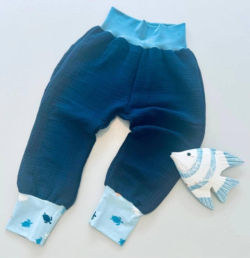 Mitwachsende Musselin-Pumphose Schildkrötenprint in Blau Handmade Aus Oeko-Tex Baumwolle Grö0En 50/56 - 110/116 von KuestenfieberDesign