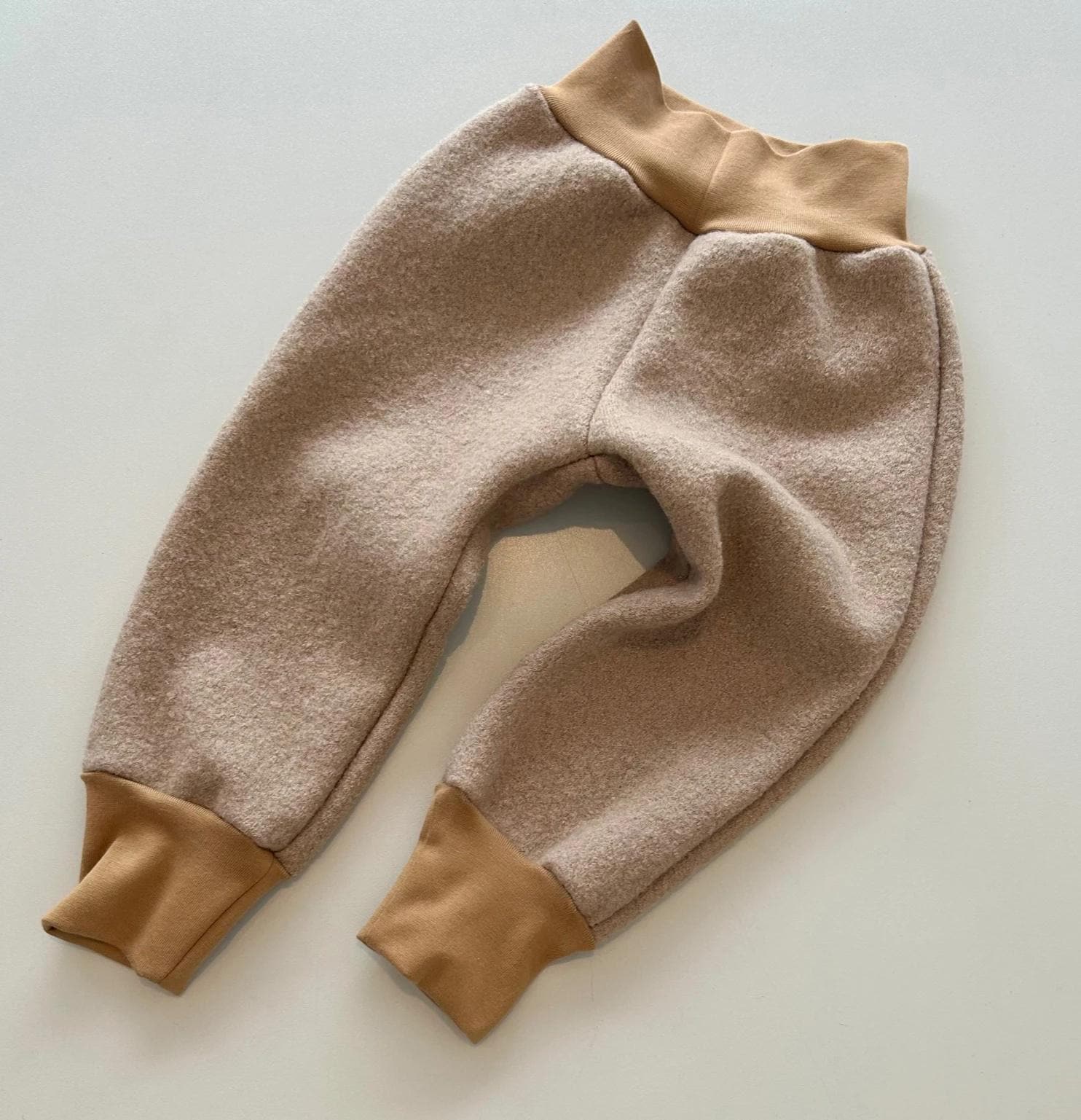 Mitwachsende Walkhose Aus Schurwolle in Camel - Perfekt Für Kita & Herbst. Handmade Hamburg, Bequem Und Robust. Jetzt Entdecken von KuestenfieberDesign
