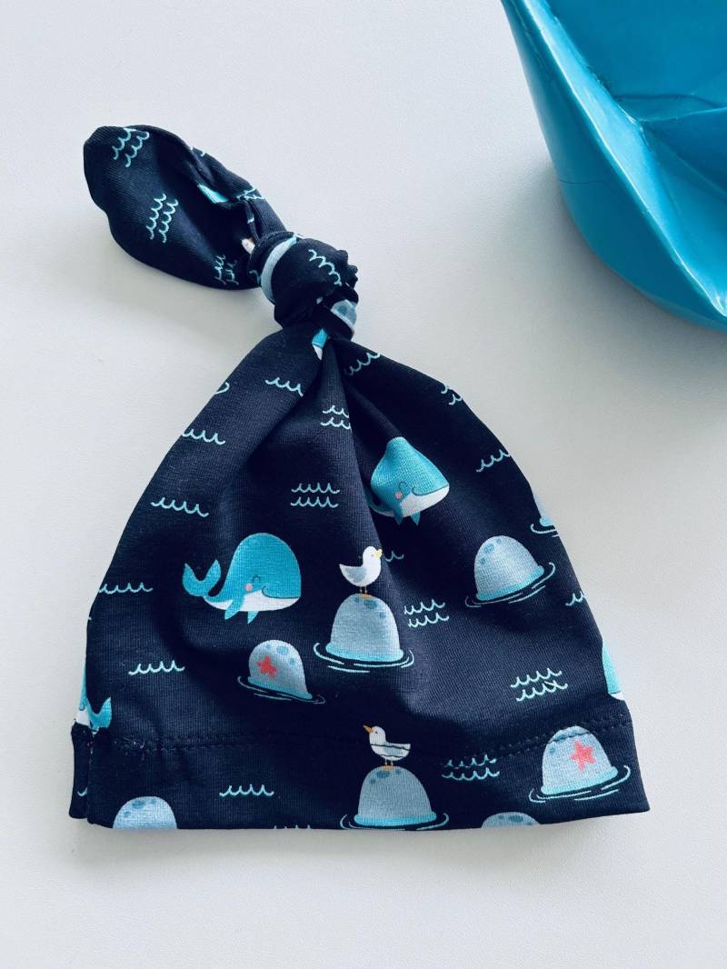 Süße Dunkelblaue Knotenmütze Mit Walen & Möwen - Perfektes Geschenk Für Neugeborene, Individualisierbar, Baby Mütze Namen, Auch Als Set von KuestenfieberDesign