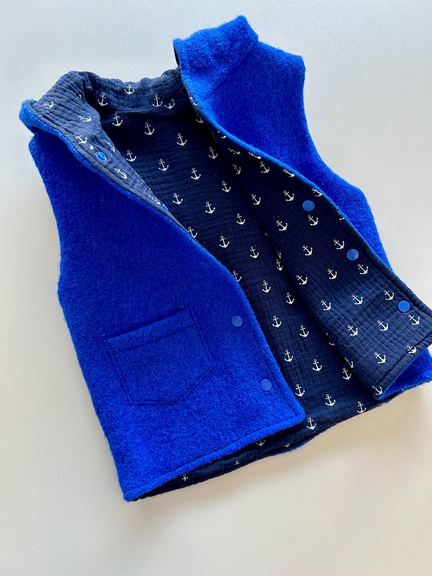 Walk-Weste Anker Königsblau Mit Zipfelkapuze Für Babys Und Kinder, 100% Schurwolle, Größe 74/80 Bis 110/116, Maritime Wollwalk Weste von KuestenfieberDesign