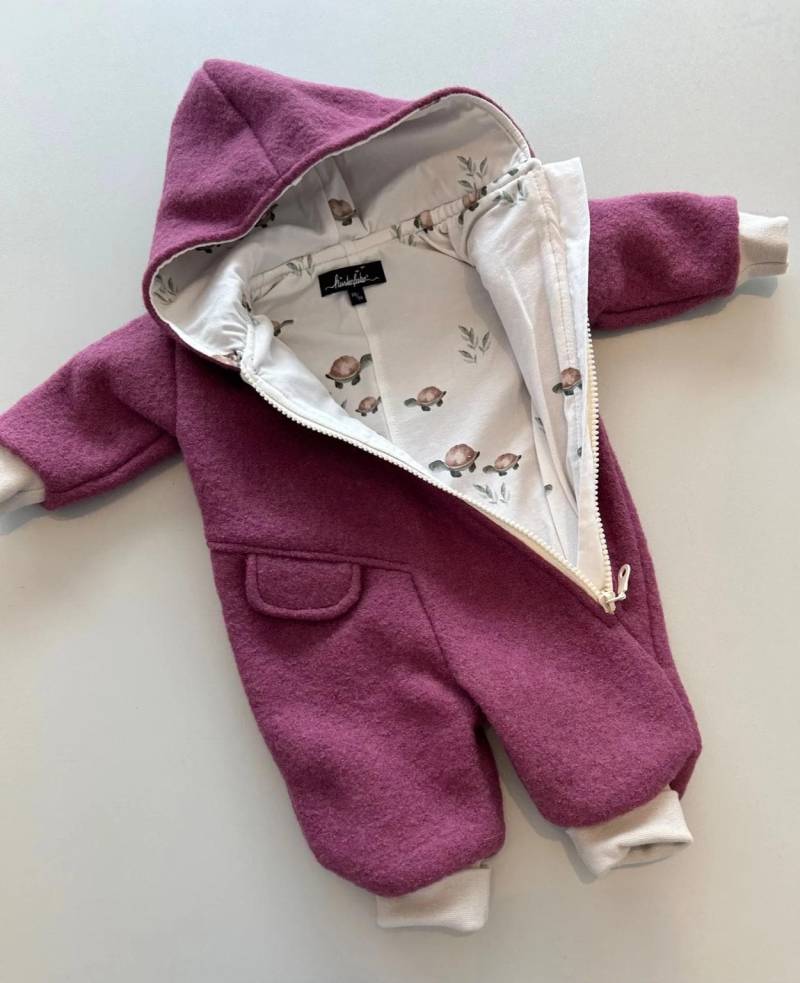 Walkoverall Beere Mit Schildkrötenfutter - Walkanzug Handgenäht Aus 100 % Schurwolle | Baby & Kind Küstenfieber® von KuestenfieberDesign