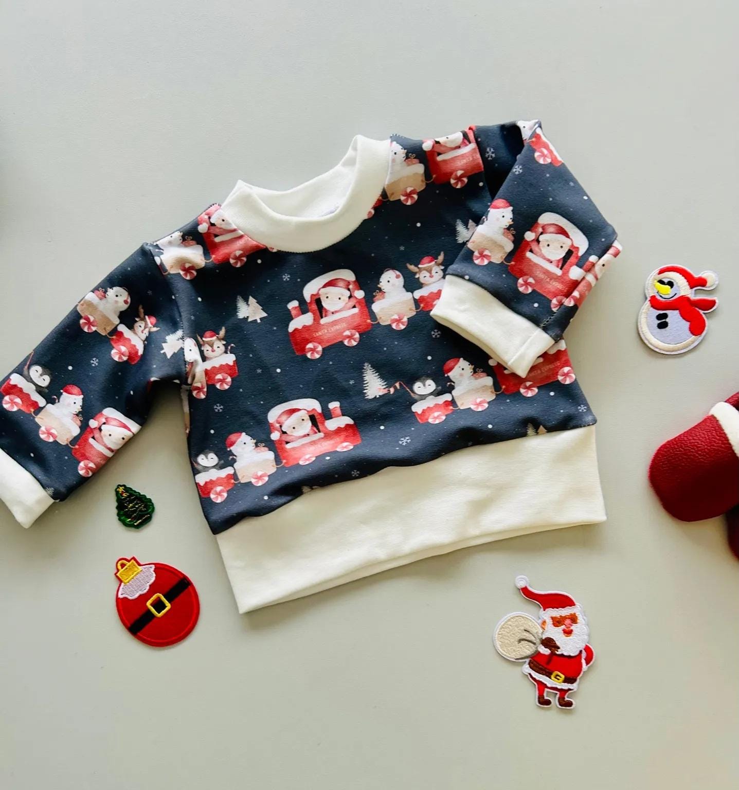 Weicher Weihnachts-Pullover Für Babys Baumwoll-Sweat. Santa-Express-Motiv, Handgemacht in Hamburg, Bequem & Wintertauglich von KuestenfieberDesign