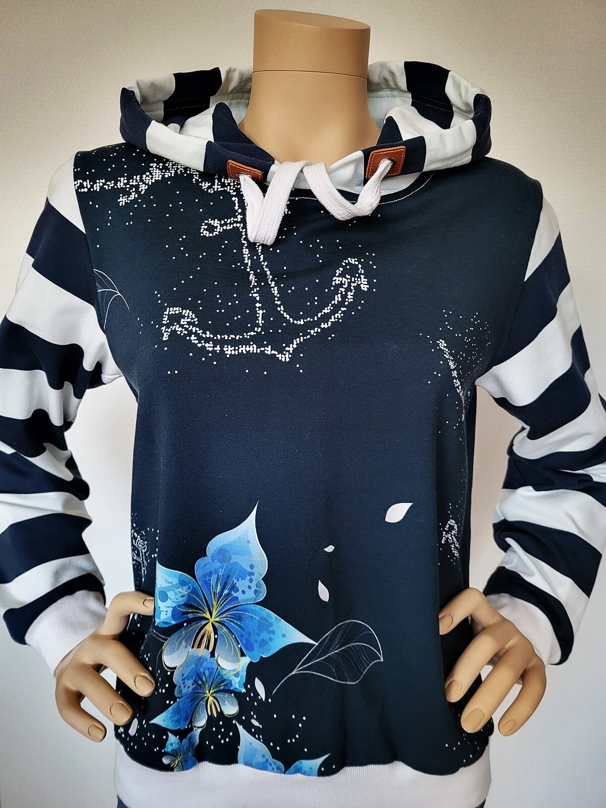 Entdecke Meine Kuschelig, Weichen Bio-Baumwolle Hoodies Für Damen Maritimes Design, Moin, Bunter Hoodie von Kuestenjuwel