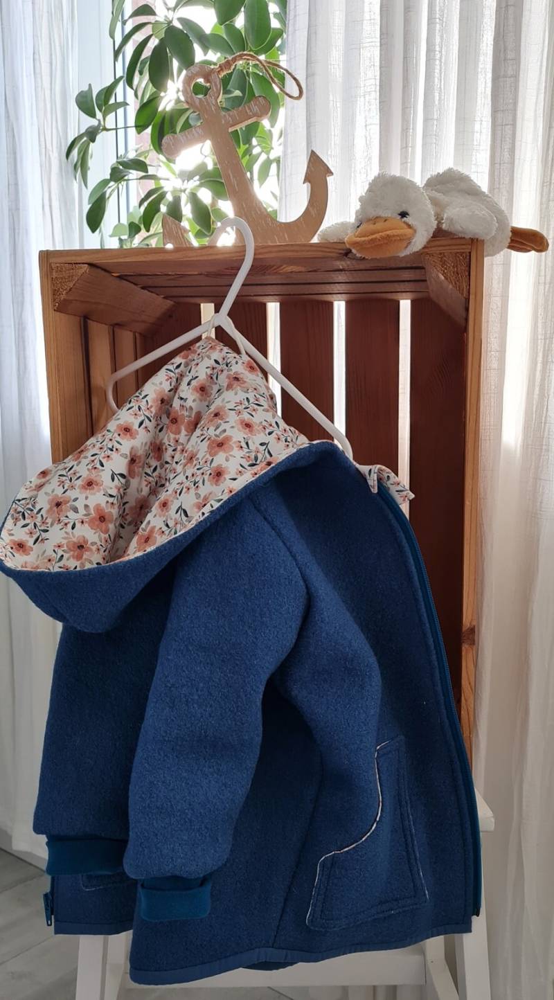 Tolle Walkjacke/Wolle Für Kinder Im Angesagten Design - Wollwalk, Kinderjacke Seeblau "Lykke" Küstenjuwel Gr. 104/110 Sofort Lieferbar von Kuestenjuwel