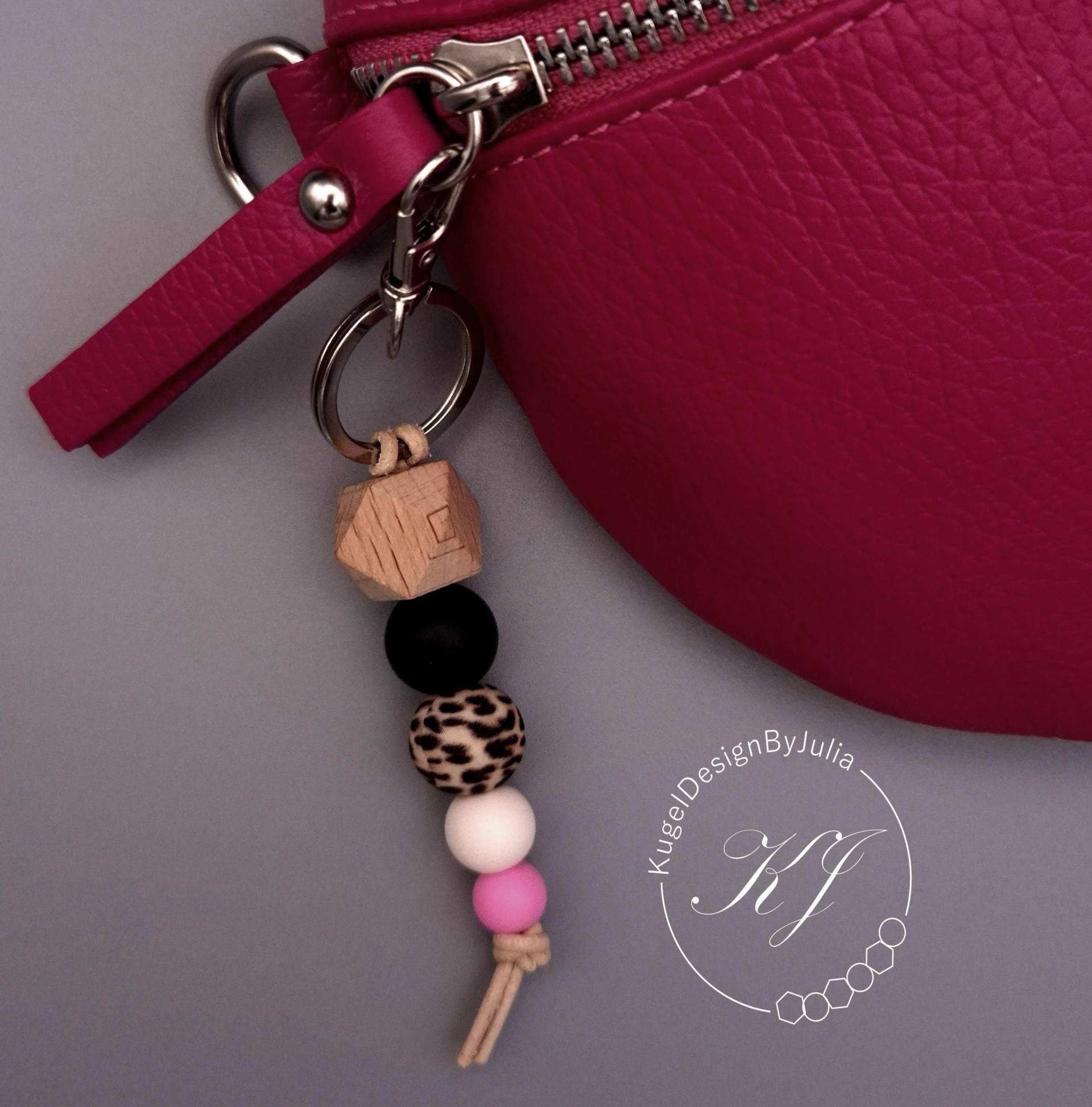 Schlüsselanhänger | Holz Silikon Schwarz Pink Leopard Kugel Schlüsselanhänger | Holz Silikon Schwarz Pink Leopard Kugel von KugelDesignByJulia
