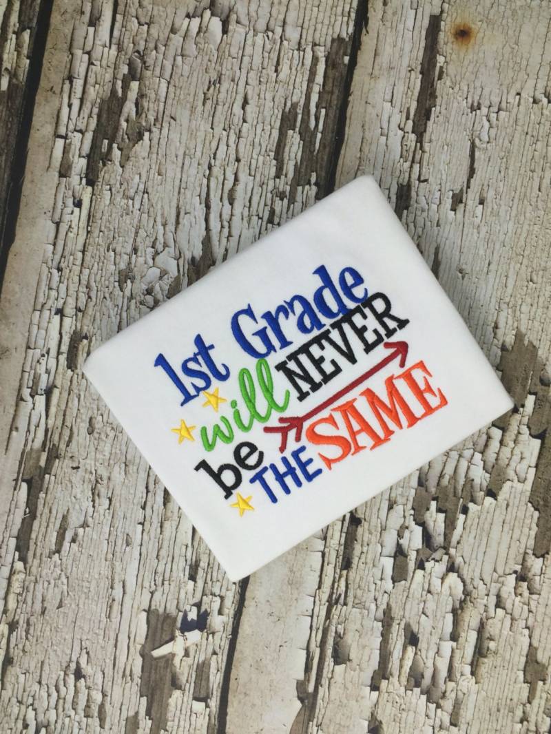 1. Klasse Will Never Be The Same - 1.grader Shirt Besticktes Erstklässler von KuggaKIDS