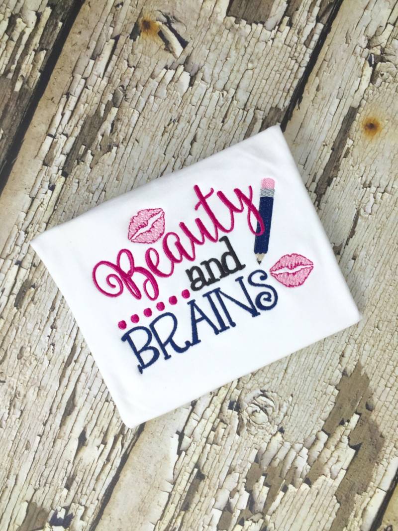 Beauty & Brains Schulshirt - Besticktes Gehirn Mädchen Schulanfang Shirt Beauty & Brains Schulshirt - Besticktes Gehirn Mädchen Schulanfang Shirt von KuggaKIDS