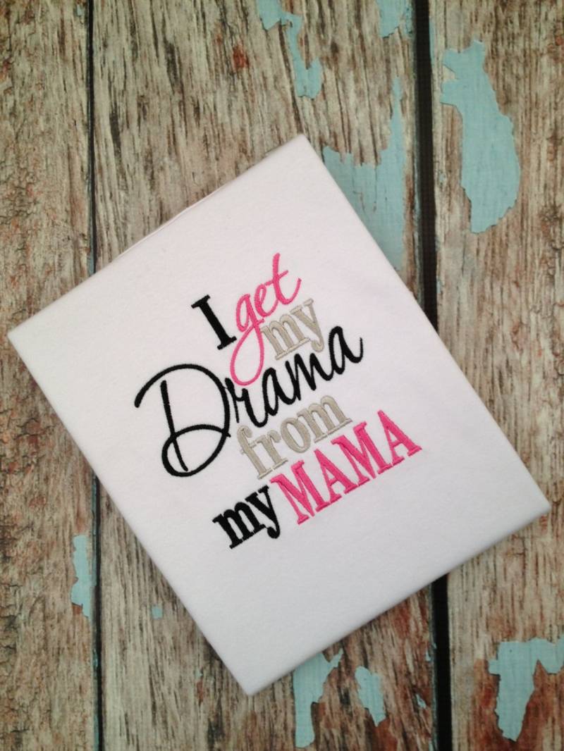 I Get My Drama From Mama - Besticktes Mädchen Shirt Oder Body I Get My Drama From Mama - Besticktes Mädchen Shirt Oder Body von KuggaKIDS