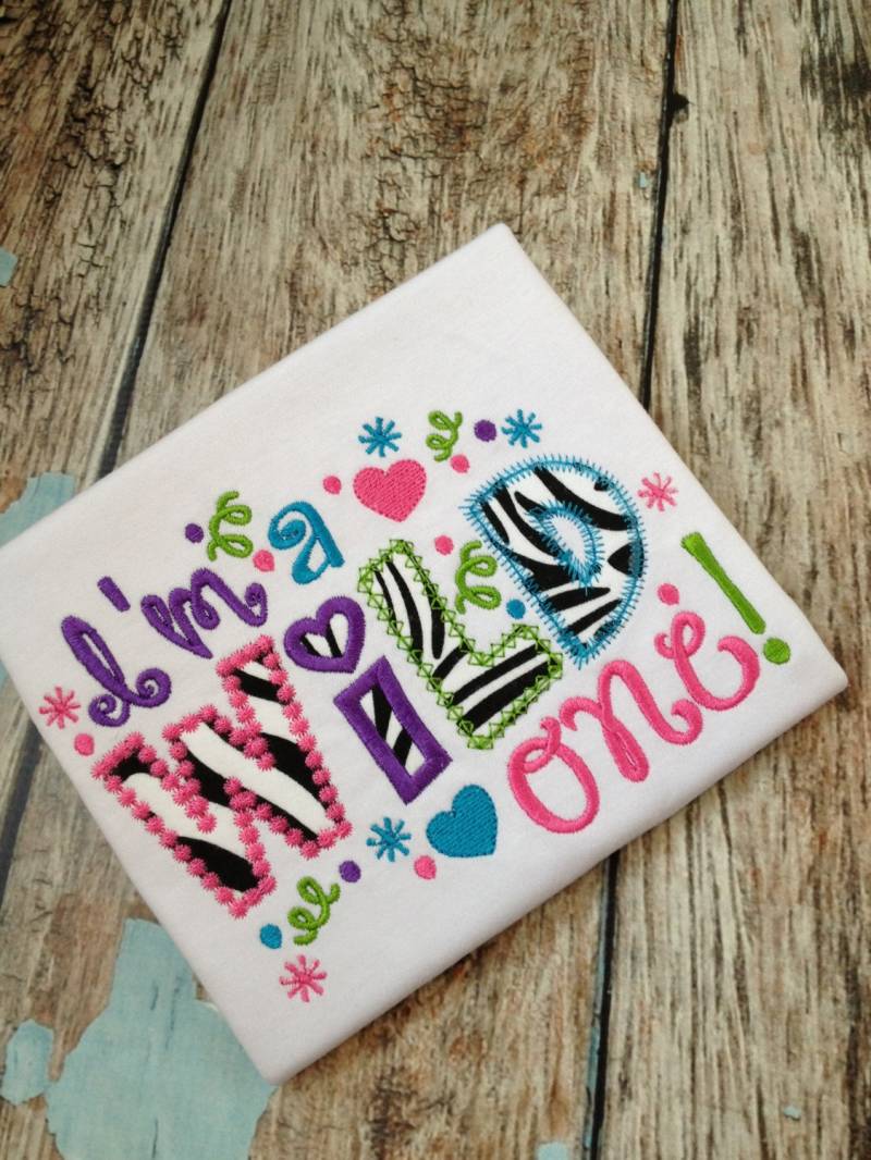 Ich Bin Ein Wilder - Shirt Mädchen Wild Zebra Besticktes Girl Ich Bin Ein Wilder - Shirt Mädchen Wild Zebra Besticktes Girl von KuggaKIDS