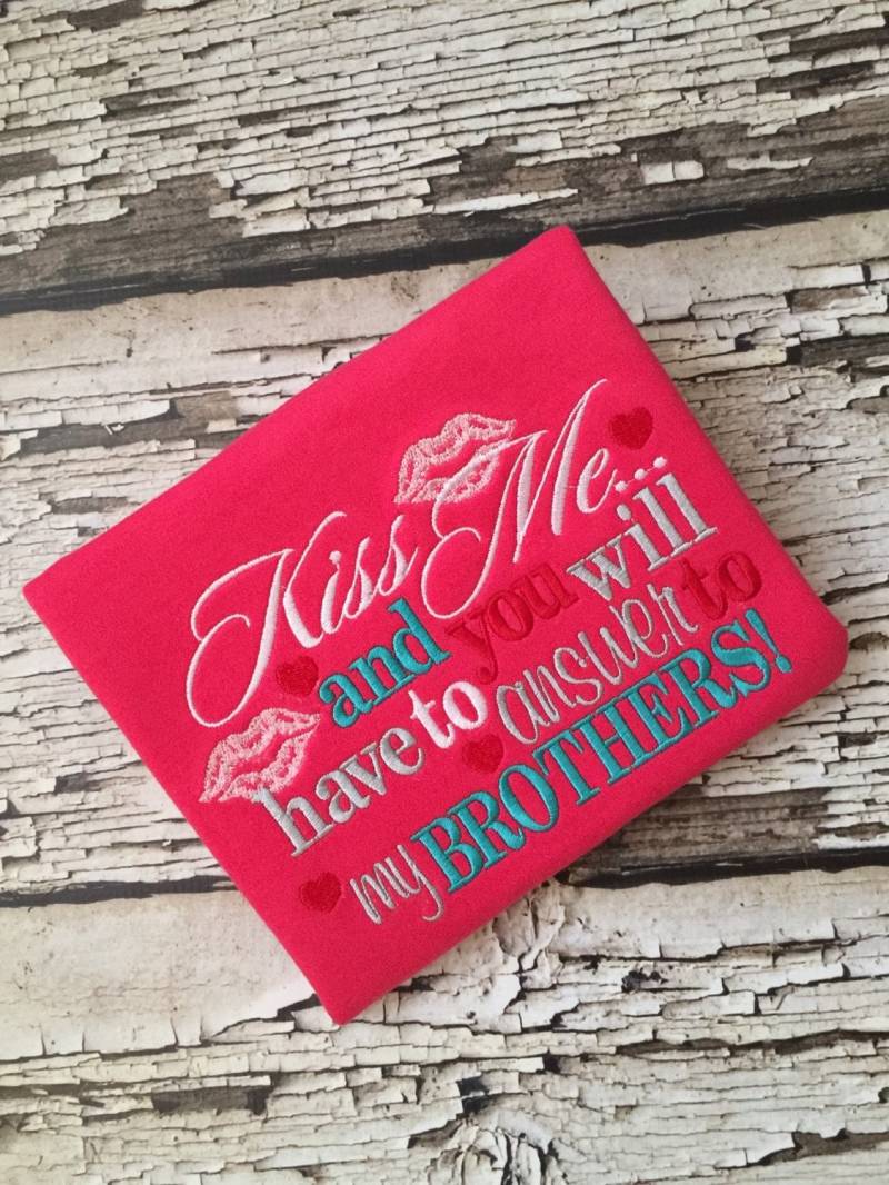 Kiss Me - Answer To Brothers Valentinstag Shirt Mädchen Vday Schwester Bruder Valentines Kiss Me - Answer To Brothers Valentinstag Shirt Mädchen Vday Schwester Bruder Valentines von KuggaKIDS