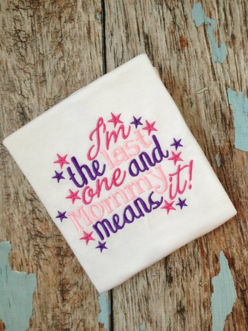 Letztes Baby Shirt - Bestickt I'm The Last One & Mommy Means It Rosa/Lila Body Outfit Lila Mädchen von KuggaKIDS