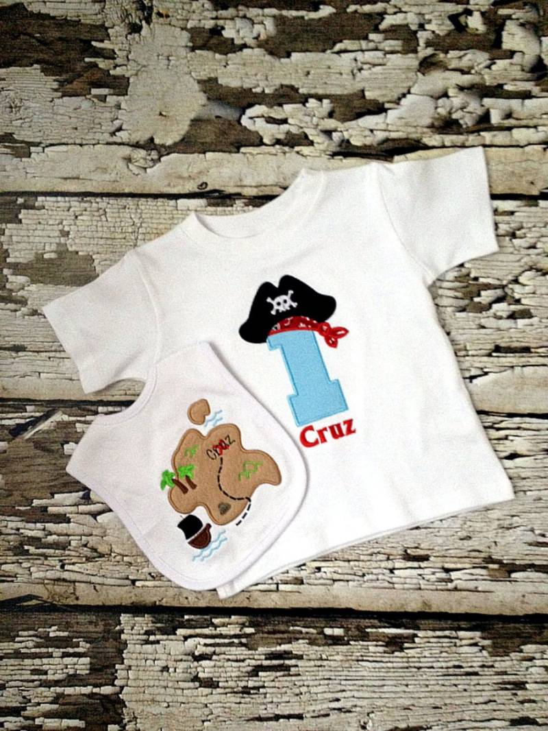 Piraten Geburtstagsset - Besticktes Shirt Und Lätzchen Personalisierter Pirat Geburtstagsshirt Monogrammed von KuggaKIDS