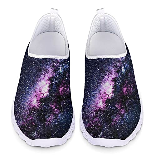 Kuiaobaty Damen Slip on Mesh Flat Turnschuhe Krankenschwester Blume Schwein Totenkopf Boho Streifen Bär Atmungsaktiv Walking Sport Sneakers Leichte Freizeitschuhe, Galaxy Sternenhimmel, 39 EU von Kuiaobaty