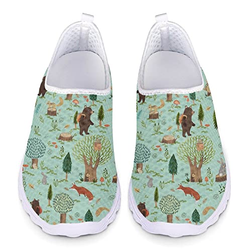 Kuiaobaty Damen Slip on Mesh Flat Turnschuhe Krankenschwester Blume Schwein Totenkopf Boho Streifen Bär Atmungsaktiv Walking Sport Sneakers Leichte Freizeitschuhe, Waldmuster, 41.5 EU von Kuiaobaty
