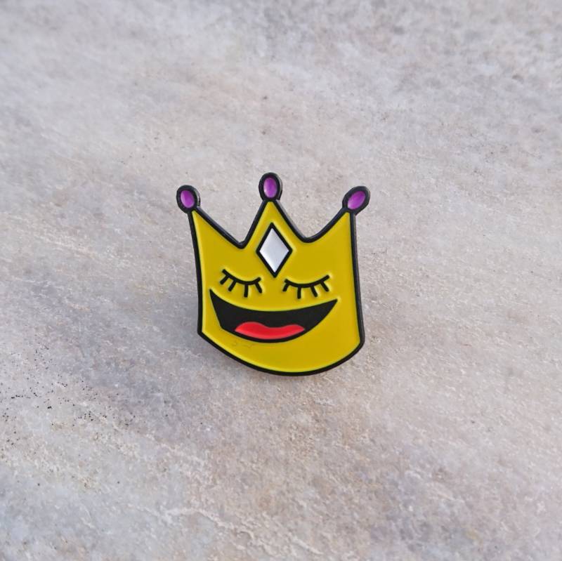 Verträumte Krone Hard Emaille Pin Anstecker von KukiKnits
