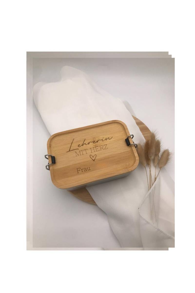 Brotdose Mit Bambusdeckel Gravur | Lehrerin Herz Geschenk Lehrer Erzieherin Personalisierte Lunchbox Abschiedsgeschenk Schule Kita Brotdose Mit Bambusdeckel Gravur | Lehrerin Herz Geschenk Lehrer Erzieherin Personalisierte Lunchbox Abschiedsgeschenk Schule Kita von KukuiCandlesShop