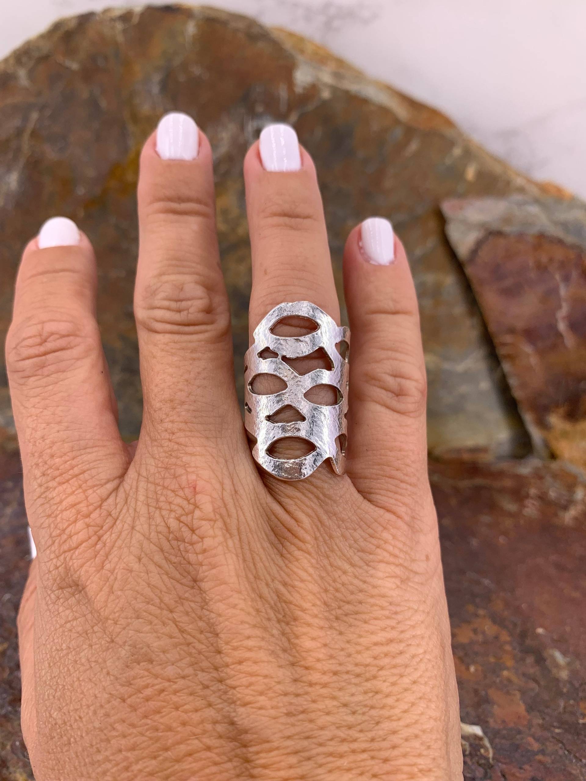 Klobiger Verstellbarer Ring Aus Silber Oder Gold, Skulpturales Perforiertes Band Mit Abstrakten Linien, Statement-Schmuck, Gebogener von KukuriJewelry