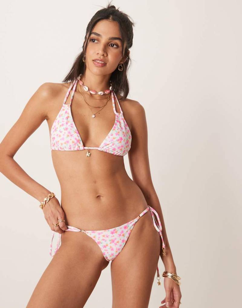 Kulani Kinis - Flamingo - Geblümte Bikinihose im Tangastil in Hellrosa mit seitlichem Bindedetail von Kulani Kinis