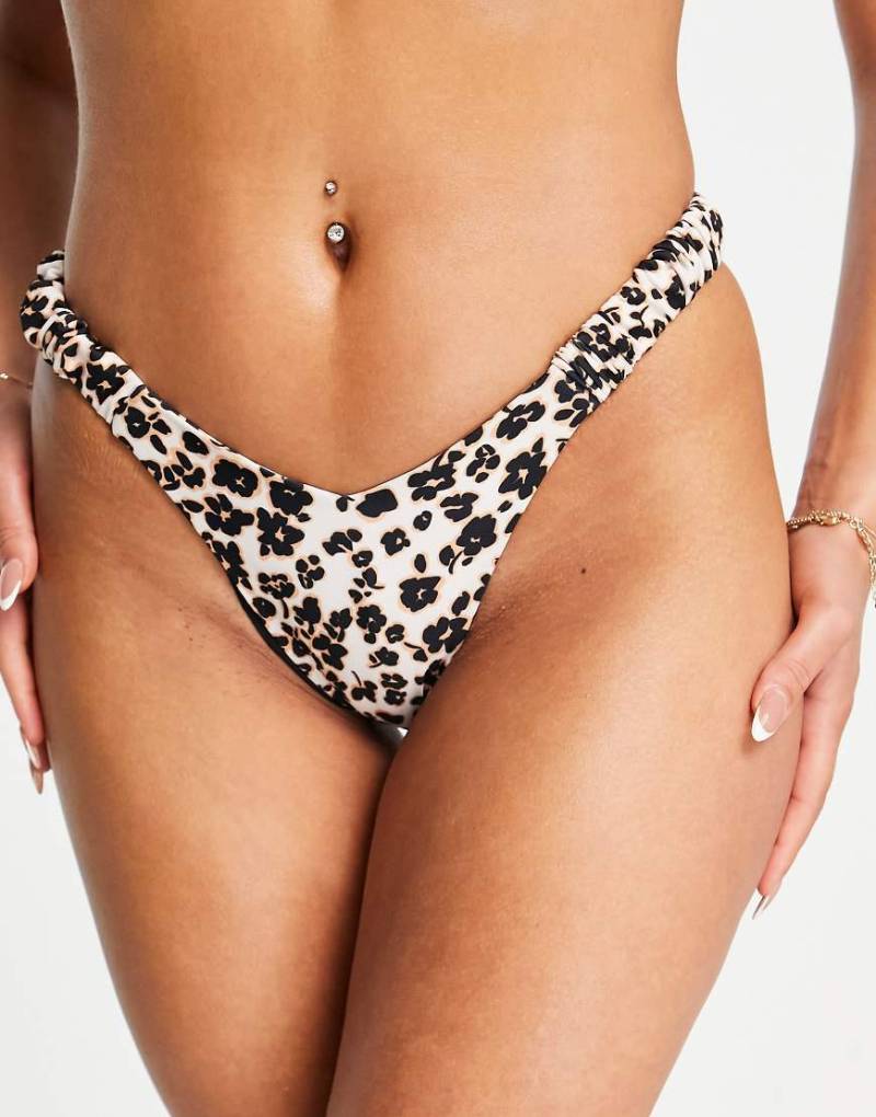 Kulani Kinis - Retro-Bikinihose mit hohem Beinausschnitt in Schwarz mit Blümchenmuster von Kulani Kinis