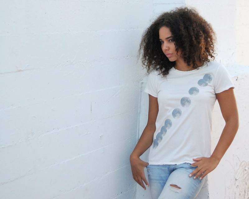 Ascending Moon-Kult Designs-Vintage White Alternative Apparel, Damen Lässiges Boho T-Shirt Mutter Schwester Tochter Geschenk von KultDesigns