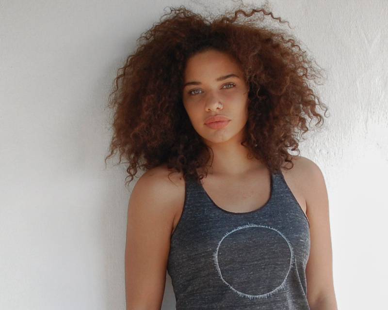 Damen Racerback Tank in Grau Mit "Here Comes The Sun" Sound Wave Logo Von Kult Designs Großes Geschenk Für Tochter, Schwester, Freundin von KultDesigns