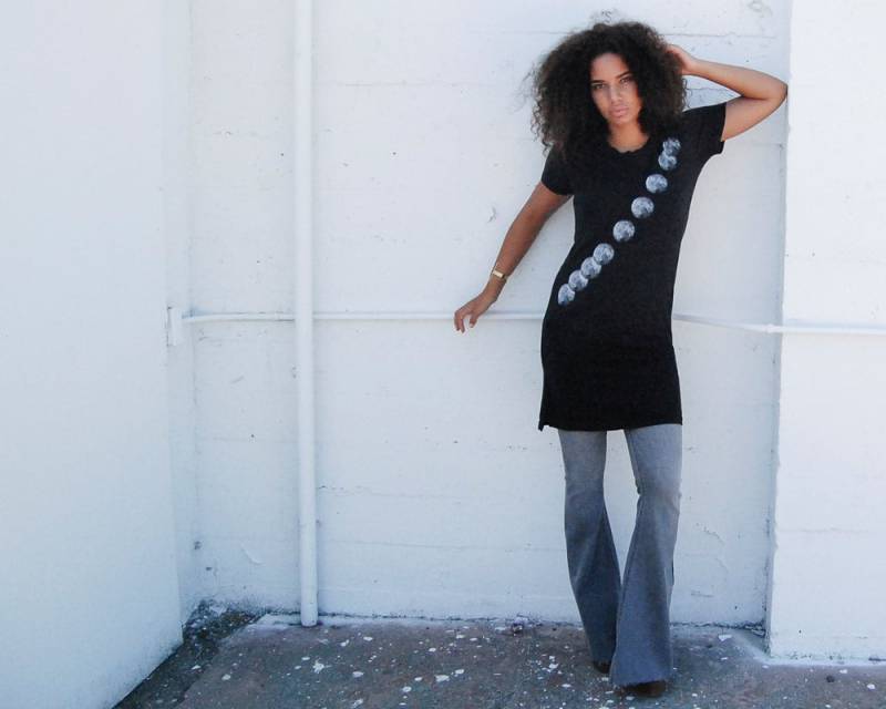 Frauen T-Shirt Kleid Mit Kult Designs Rising Moon Logo-Alternative Bekleidung Legacy Schwarzes Kleid, Casual Tolles Geburtstagsgeschenk Frauen T-Shirt Kleid Mit Kult Designs Rising Moon Logo-Alternative Bekleidung Legacy Schwarzes Kleid, Casual Tolles Geburtstagsgeschenk von KultDesigns