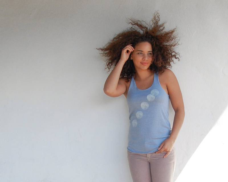 Grafik Damen Tank Top Mit Rising Moon Design Von Kult Designs-Blau Alternative Apparel Lässigen Boho Tank-Top Mutter Schwester Geschenk Grafik Damen Tank Top Mit Rising Moon Design Von Kult Designs-Blau Alternative Apparel Lässigen Boho Tank-Top Mutter Schwester Geschenk von KultDesigns