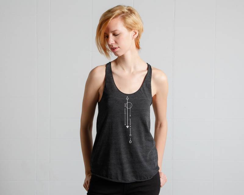 Grafik Damen Tanktop Mit Einem Petroglyph-Design Von Kult Designs Große Filmschaffender Bekleidung Black Racer Back Tank-Geschenk Für Sie von KultDesigns