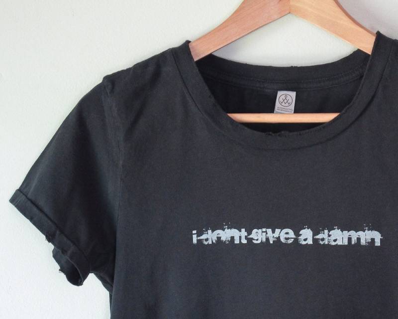 Ich Gebe Keine Verdammte T-Shirt-Kult Designs-Schwarze Alternative Bekleidung-Frauen T-Shirt Mutter Schwester Tochter Geschenk Ich Gebe Keine Verdammte T-Shirt-Kult Designs-Schwarze Alternative Bekleidung-Frauen T-Shirt Mutter Schwester Tochter Geschenk von KultDesigns