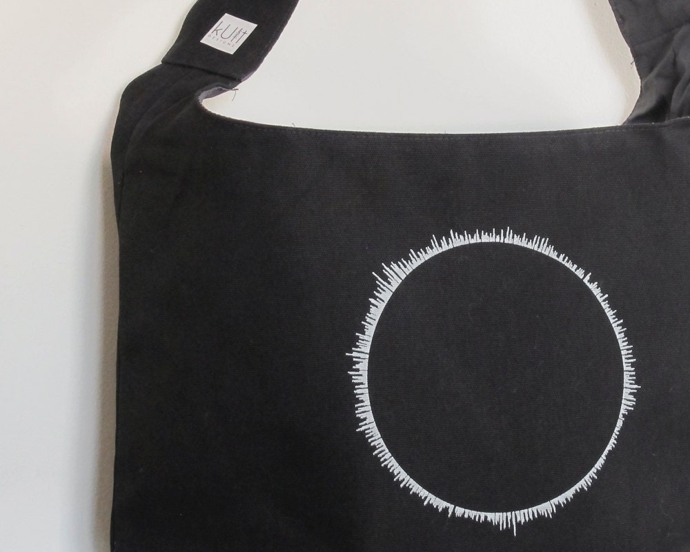 Leinwand Und Baumwolle Schwarz Grau-Tasche "Here Comes The Sun" Sound Wave Von Kult-Designs, Geschenk Für Mama-Tochter-Schwester Leinwand Und Baumwolle Schwarz Grau-Tasche "Here Comes The Sun" Sound Wave Von Kult-Designs, Geschenk Für Mama-Tochter-Schwester von KultDesigns