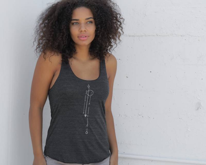 Medium Racerback Tank Petroglyph Inspiriert Grafikdesign Von Kult Designs Filmschaffender Bekleidung Grau Tank-Lässigen Boho Tank-Top Geschenk Medium Racerback Tank Petroglyph Inspiriert Grafikdesign Von Kult Designs Filmschaffender Bekleidung Grau Tank-Lässigen Boho Tank-Top Geschenk von KultDesigns