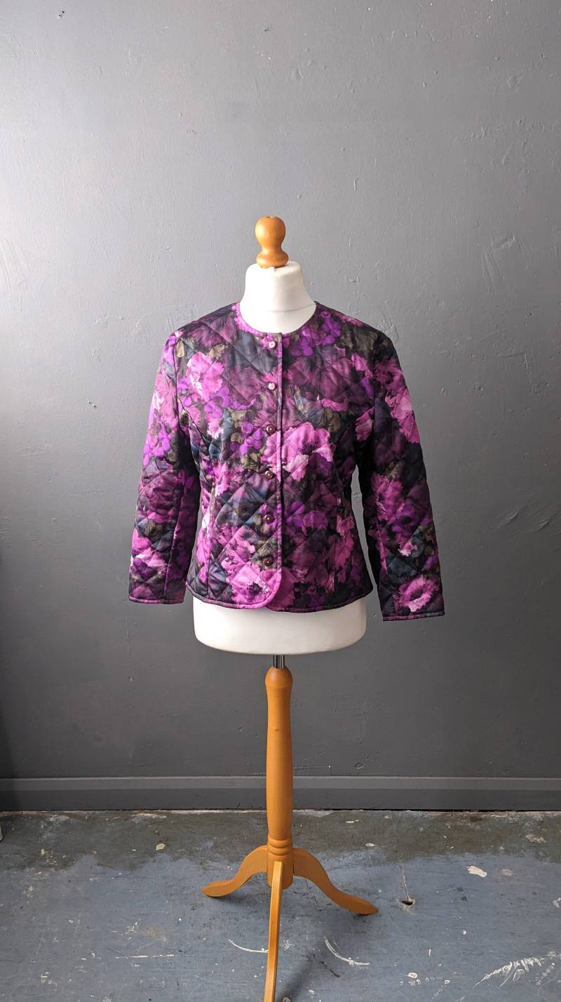 80Er Jahre Lila Blumen Steppjacke, Kragenloser Wattierter Mantel, Größe L von KultRemade