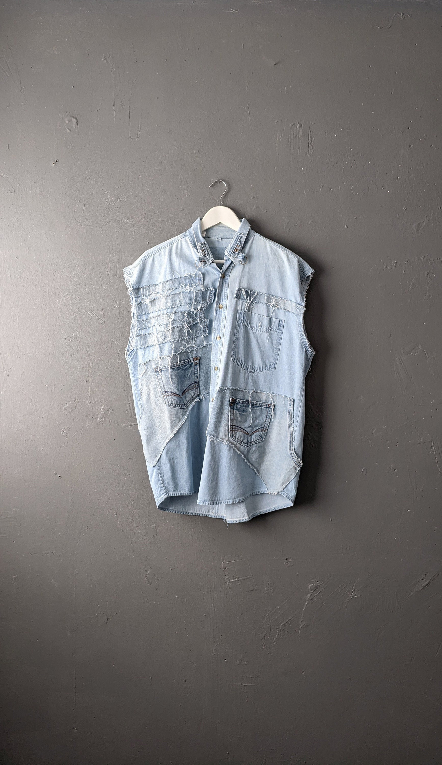 Ärmellose Upcycled Denim Shirt Weste, Ausgefranst Größe L 42 Brust von KultRemade
