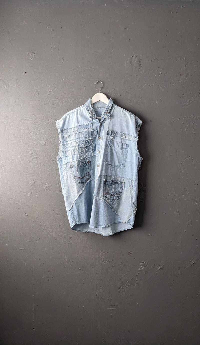 Ärmellose Upcycled Denim Shirt Weste, Ausgefranst Größe L 42 Brust von KultRemade