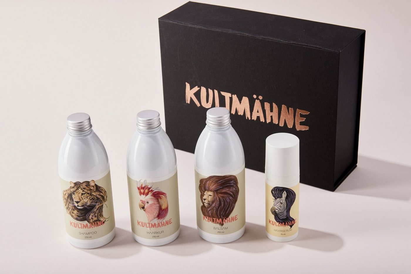 Kultmähne Haarpflege-Set mit 4 Produkten + Broschüre, Set, 4-tlg., Shampoo + Haarkur + Haarbalsam + Leave-in Serum, Geschenkset Kultmähne Haarpflege-Set mit 4 Produkten + Broschüre, Set, 4-tlg., Shampoo + Haarkur + Haarbalsam + Leave-in Serum, Geschenkset von Kultmähne