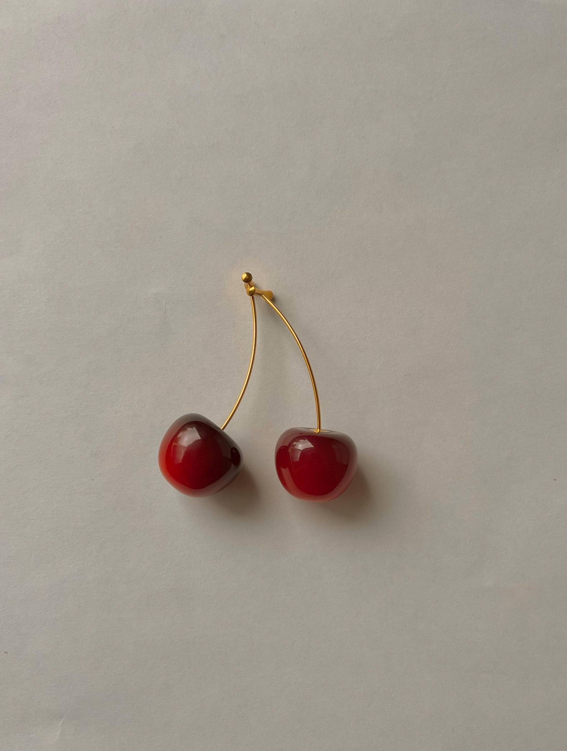 Cherié | Cherry Ohrringe - Kirschen Ohrhänger Frucht Damen Statement Schmuck Sommer Trend Geschenk Wasserfest Rot Gold von KumoStudiosOfficial