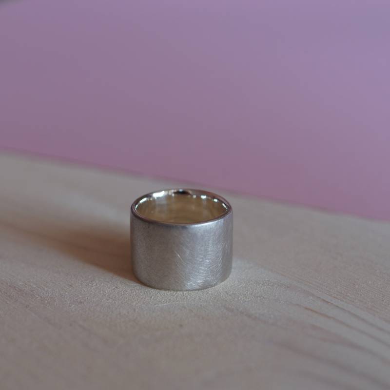 Breiter Schwerer Silberring Mit Mattierter Oberfläche von KundKJewelry